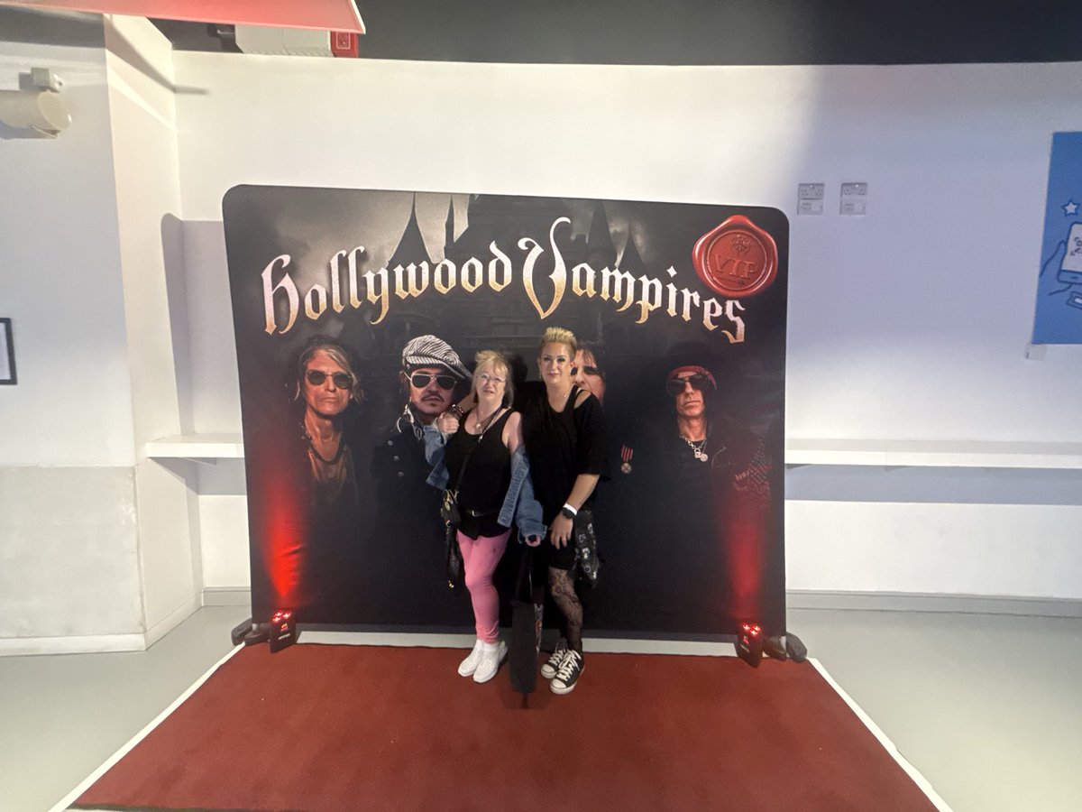 Evasarius's tweet photo. What a night in Birmingham. Hollywood Vampires ❤️❤️🔥🔥🔥 https://t.co/SaaMFyATiC