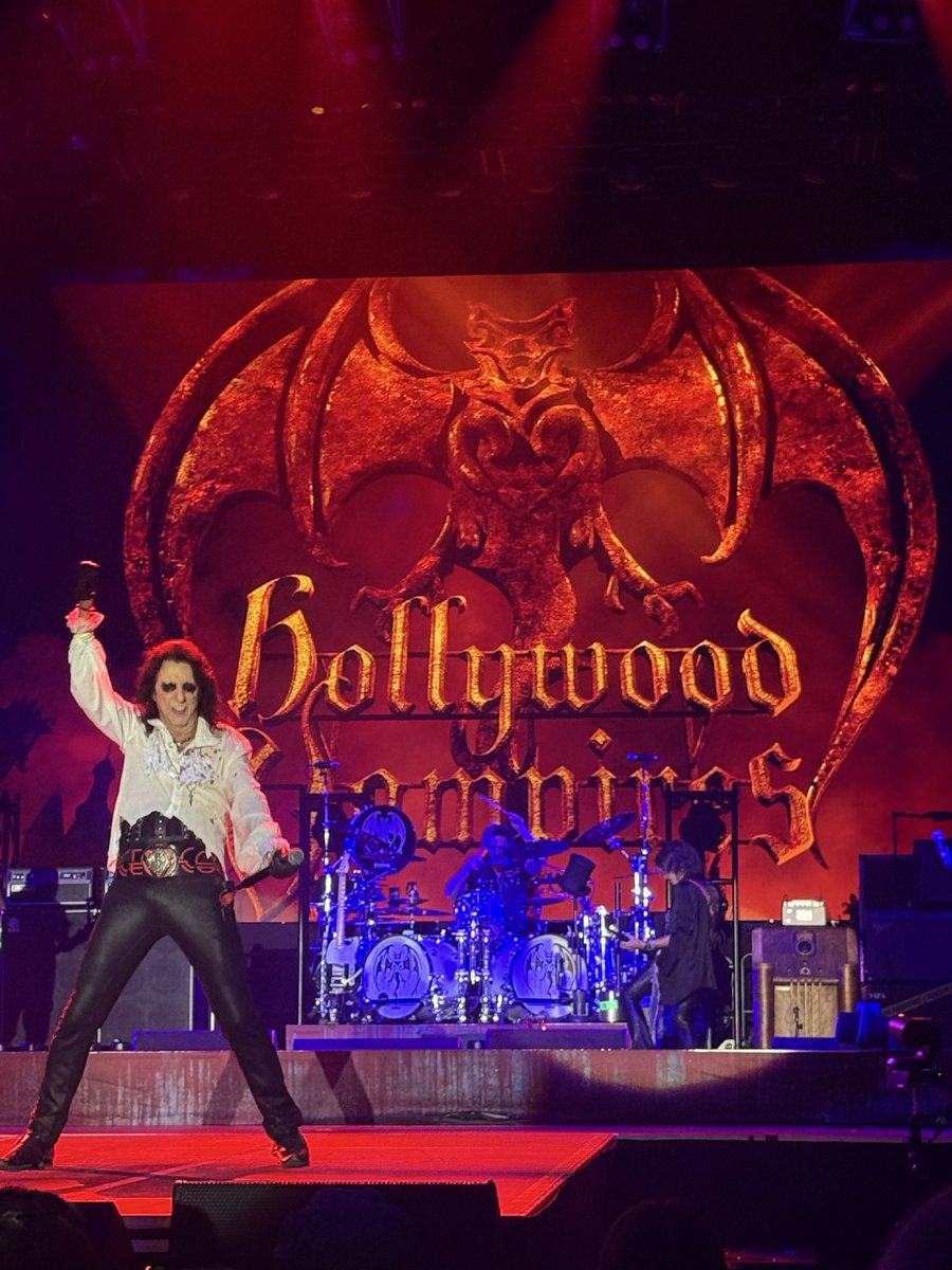 Evasarius's tweet photo. What a night in Birmingham. Hollywood Vampires ❤️❤️🔥🔥🔥 https://t.co/SaaMFyATiC