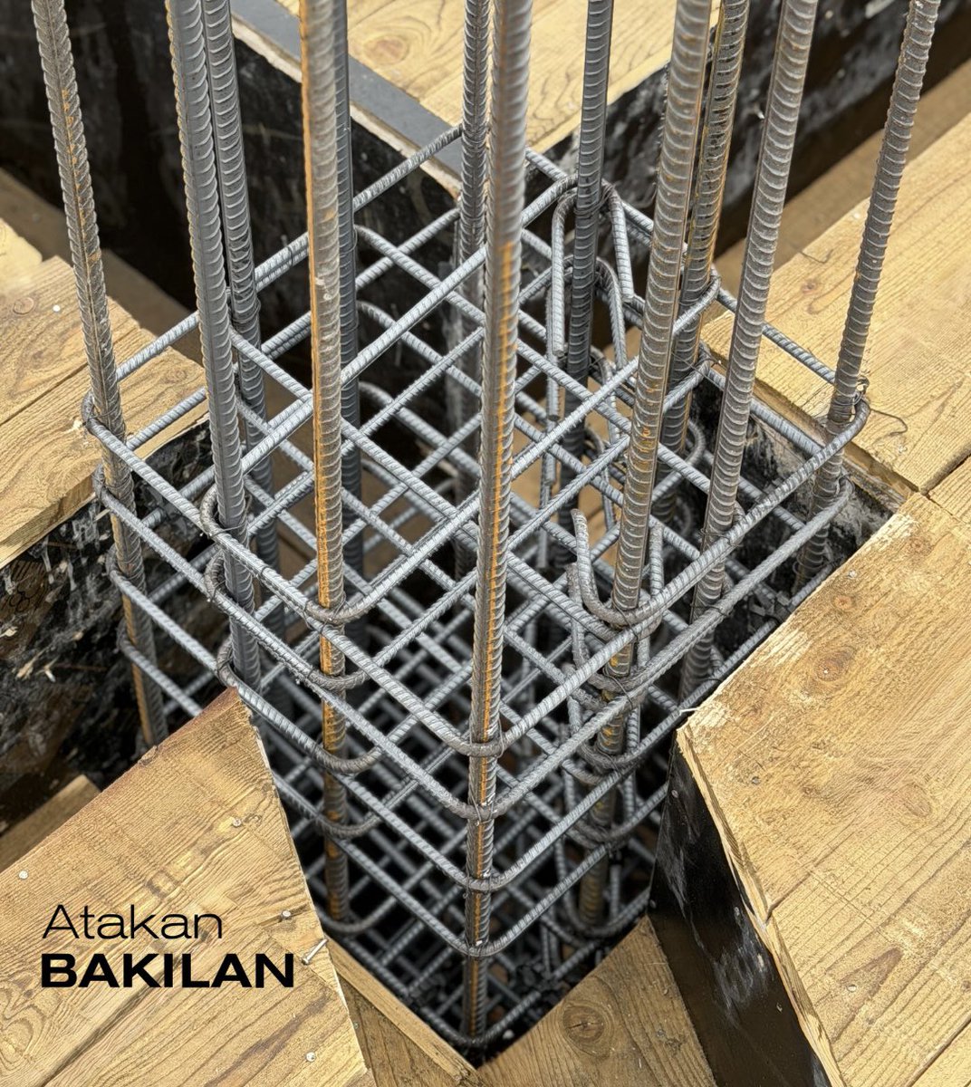 atakanbakilan's tweet photo. Şantiyemizden, kolon-kiriş birleşim bölgesindeki kolon donatı imalatı👇 https://t.co/8JggWN92sG
