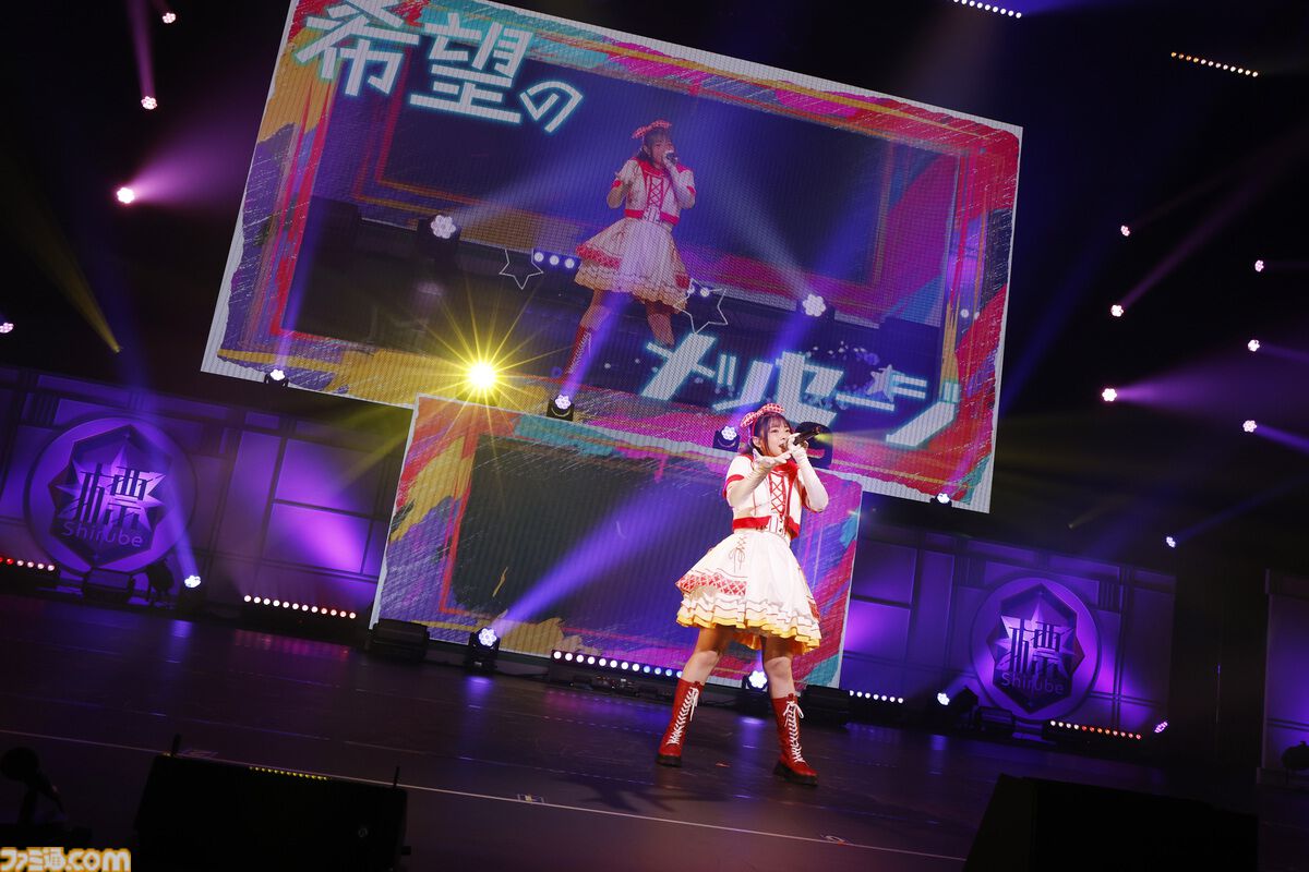 famitsu's tweet photo. 『学マス』標ツアー福井公演Day1リポート。麻央の『L’Espoir』と佑芽の『春と光』の新曲2曲が初披露！　無邪気な麻央と、学生としての佑芽。それぞれの新たな魅力が詰まった楽曲に。
https://t.co/IiUHJaHPYc

福井での公演は『アイマス』初。大歓声で迎えられた新たなバトンの始まり。 https://t.co/EP1R1j4BqP
