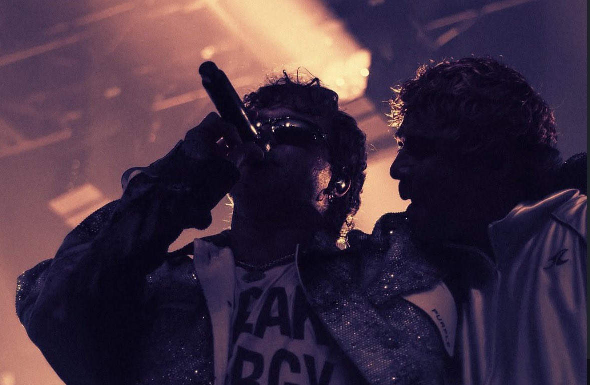 sunlightthood's tweet photo. NEW ANGLE OF THE CASHTON PHOTO! https://t.co/RsXmCni18I