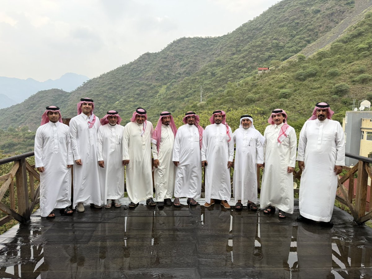 aziz1986sa's tweet photo. تشرفت بزيارة الأخ محمد بن ناصر بن لبده 
في مقر ضيافته برجال ألمع بمنطقة عسير، يوم الاثنين 17 أغسطس 2026م، حيث جمعتنا مأدبة غداء ولقاء أخوي جميل، بحضور:

فيحان بن عبدالعزيز بن لبده
ماجد بن ختله
منصور العتيبي
سلطان العتيبي
فيصل بن نايف بن لبده
ضويحي آل عاطف
أحمد بن محمد بن لبده
فيصل بن محمد بن لبده

وبعد مأدبة الغداء، انطلقنا في جولة بين جبال رجال ألمع، واستمتعنا بأجواء عسير الممطرة وطبيعتها الخلابة وما تشهده المنطقة من خير وأمطار.

وخلال الجولة، كانت للأستاذ فيحان بن عبدالعزيز بن لبده - عضو مجلس الشورى 
كلمة عن السياحة في منطقة عسير، وما تتميز به من مقومات طبيعية وأجواء استثنائية، وما تعيشه المنطقة في هذه الأيام من أمطار وخير وجمال جعل منها إحدى أبرز الوجهات السياحية في المملكة.

جولة رجال ألمع – عسير ⛰️🇸🇦
الاثنين 17 أغسطس 2026م