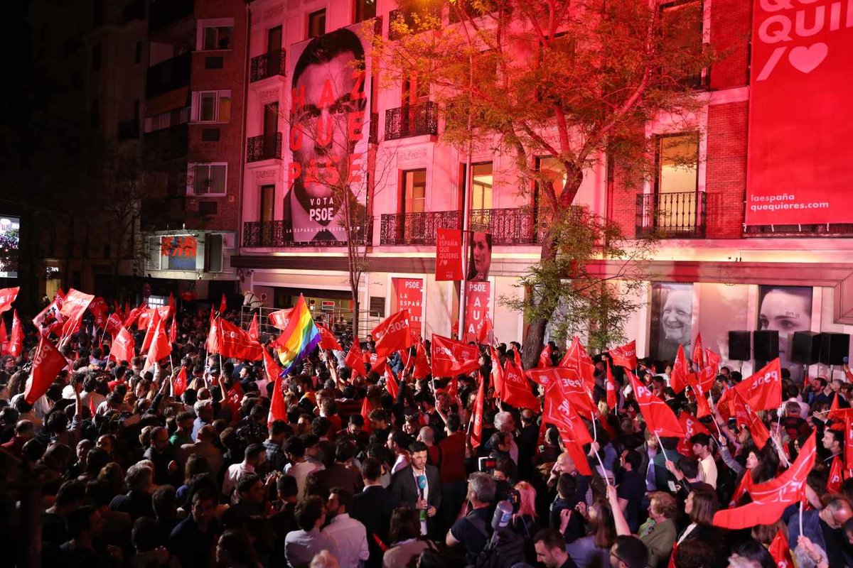 ESPcrave's tweet photo. 🚨 ÚLTIMA HORA | Defenderse de Óscar Puente es ilegal:

“Contradecir al Gran Líder puede ser constitutivo de delito y podrá ser sancionado con la retirada del carnet de izquierdas o la ejecución pública ante la sede de Ferraz, en el mejor de los casos.” https://t.co/JFkz7LPt2g