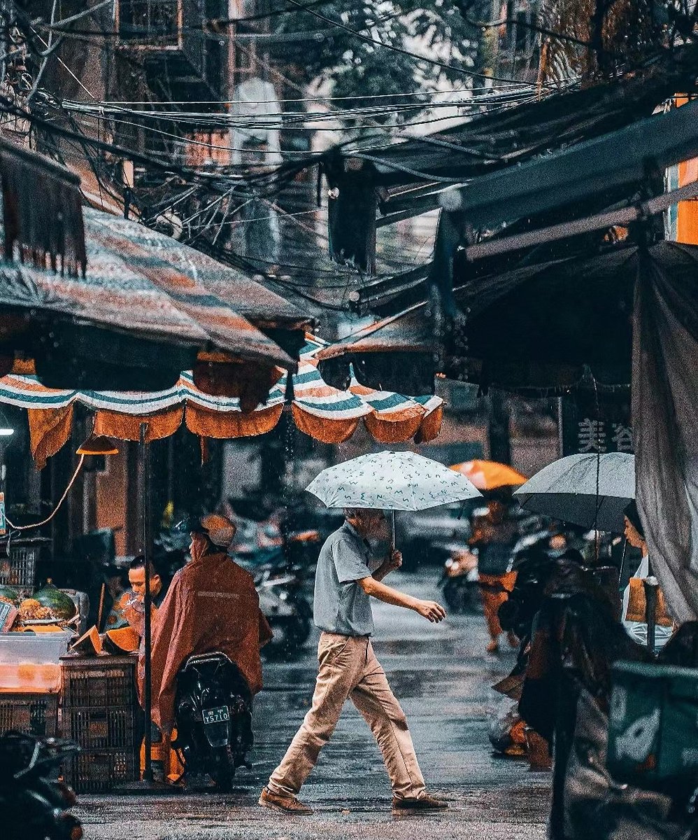 EsraaZeeir's tweet photo. Rainy city alley, the street food stall’s warm steam curling up to meet the first drops of rain—quiet magic in the ordinary. https://t.co/M9xzLtSg5f