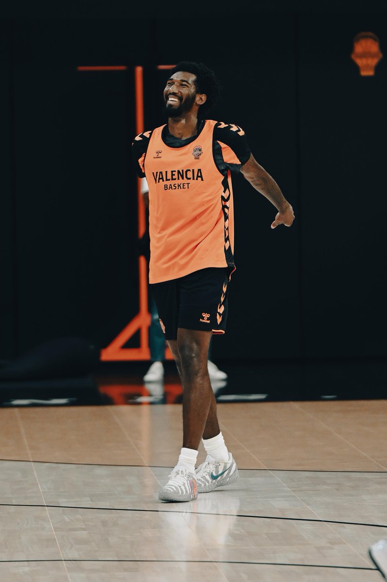GIGANTESbasket's tweet photo. 🆕🍊 El primer día en la oficia de las nuevas caras de @valenciabasket

📸 @rociojorda https://t.co/rjeVGPXoNv