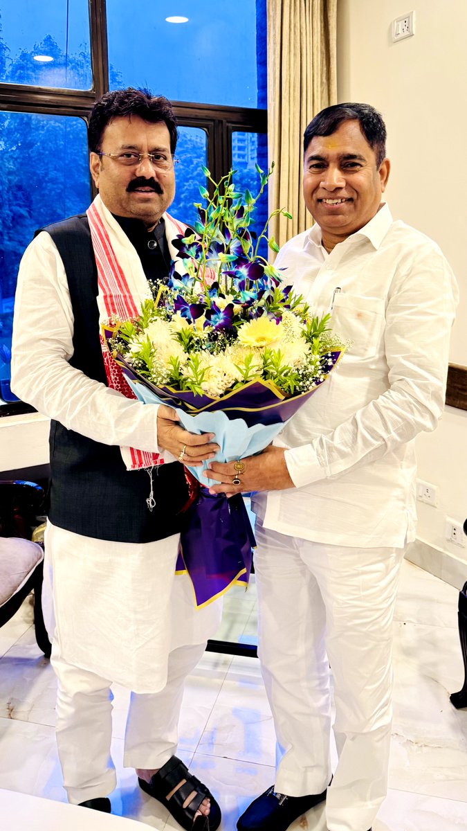 yogenderchando1's tweet photo. भारतीय जनता पार्टी अनुसूचित जाति मोर्चा के राष्ट्रीय अध्यक्ष एवं राज्यसभा सांसद माननीय श्री शिवेश कुमार जी से शिष्टाचार भेंट कर अत्यंत प्रसन्नता हुई।
माननीय शिवेश कुमार जी से मेरा लगभग 28 वर्षों पुराना आत्मीय संबंध है। हम दोनों युवा मोर्चा के साथी रहे हैं। जब मैं दिल्ली अनुसूचित जाति मोर्चा का प्रदेश अध्यक्ष था, उस समय माननीय श्री शिवेश जी के पूज्य पिताजी माननीय श्री मुनिलाल राम जी राष्ट्रीय अनुसूचित जाति मोर्चा के अध्यक्ष थे। उनके साथ कार्य करने और उनसे बहुत कुछ सीखने का सौभाग्य मुझे प्राप्त हुआ। वहीं, शिवेश जी के साथ भी लंबे समय तक संगठन में कार्य करने का अवसर मिला।

आज उनसे मुलाकात के दौरान पुराने दिनों की अनेक सुखद स्मृतियाँ ताज़ा हुईं। उन स्वर्णिम पलों को याद कर मन अत्यंत प्रसन्न हुआ। ऐसे आत्मीय संबंध और संगठन के पुराने साथी जीवन की अमूल्य पूंजी होते हैं।

#YogenderChandolia #NorthWestDelhi #MemberOfParliament @shivesh4BJP