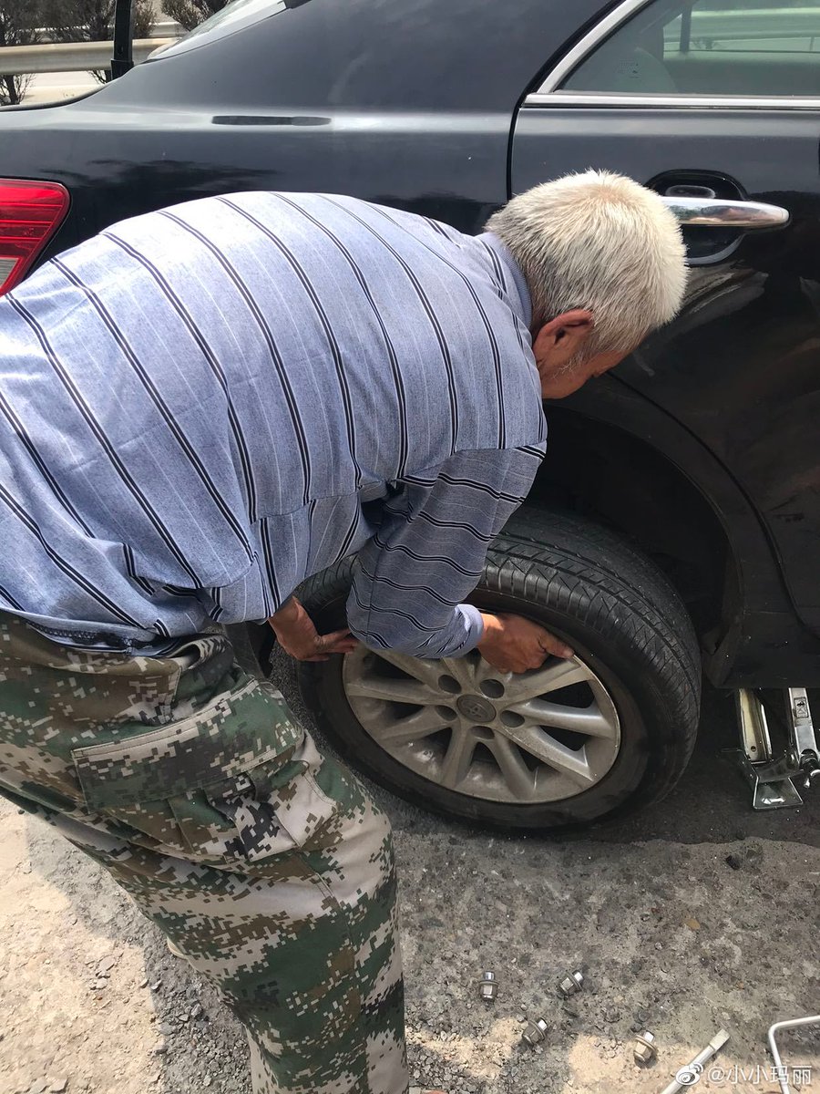 yusmary41's tweet photo. A stranger stopped to help me fix my flat tire in the pouring rain today—no questions asked, just kindness out of nowhere. Restored my faith in small, good deeds. https://t.co/2tf8eHo3hs