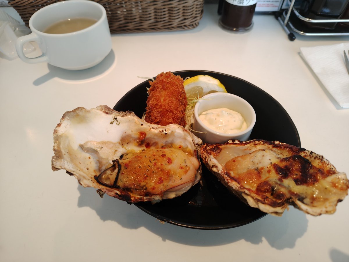 oney_t's tweet photo. 給料日だったので夜勤明けに一人で横浜ベイクォーターのオイスターバーで暴走ランチのみ🦪
海のミルクを食って俺のミルクも貯める😁 https://t.co/4VFEVlssk8