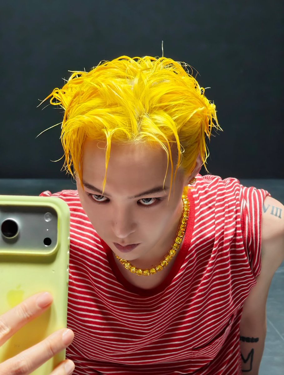 jezkwon's tweet photo. HOW IS IT POSSIBLE FOR SOMEONE TO LOOK THIS GOOD WITH THAT RIDICULOUSLY VIBRANT YELLOW HAIR??? 🙃 https://t.co/twib7gwb71