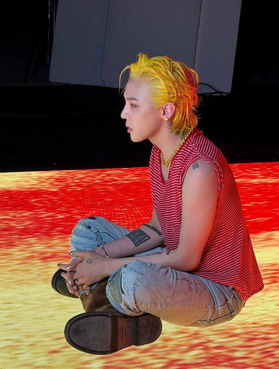 jezkwon's tweet photo. HOW IS IT POSSIBLE FOR SOMEONE TO LOOK THIS GOOD WITH THAT RIDICULOUSLY VIBRANT YELLOW HAIR??? 🙃 https://t.co/twib7gwb71
