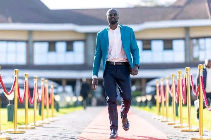 Kaptegakiiru's tweet photo. CS Eric Mugaa is another Matiangi in the making.
Young, technical, results-driven, and zero tolerance for mediocrity. The kind of leader who shows up, asks hard questions, and demands standards.
President didn’t fumble this one. https://t.co/4O3KUxMmXg