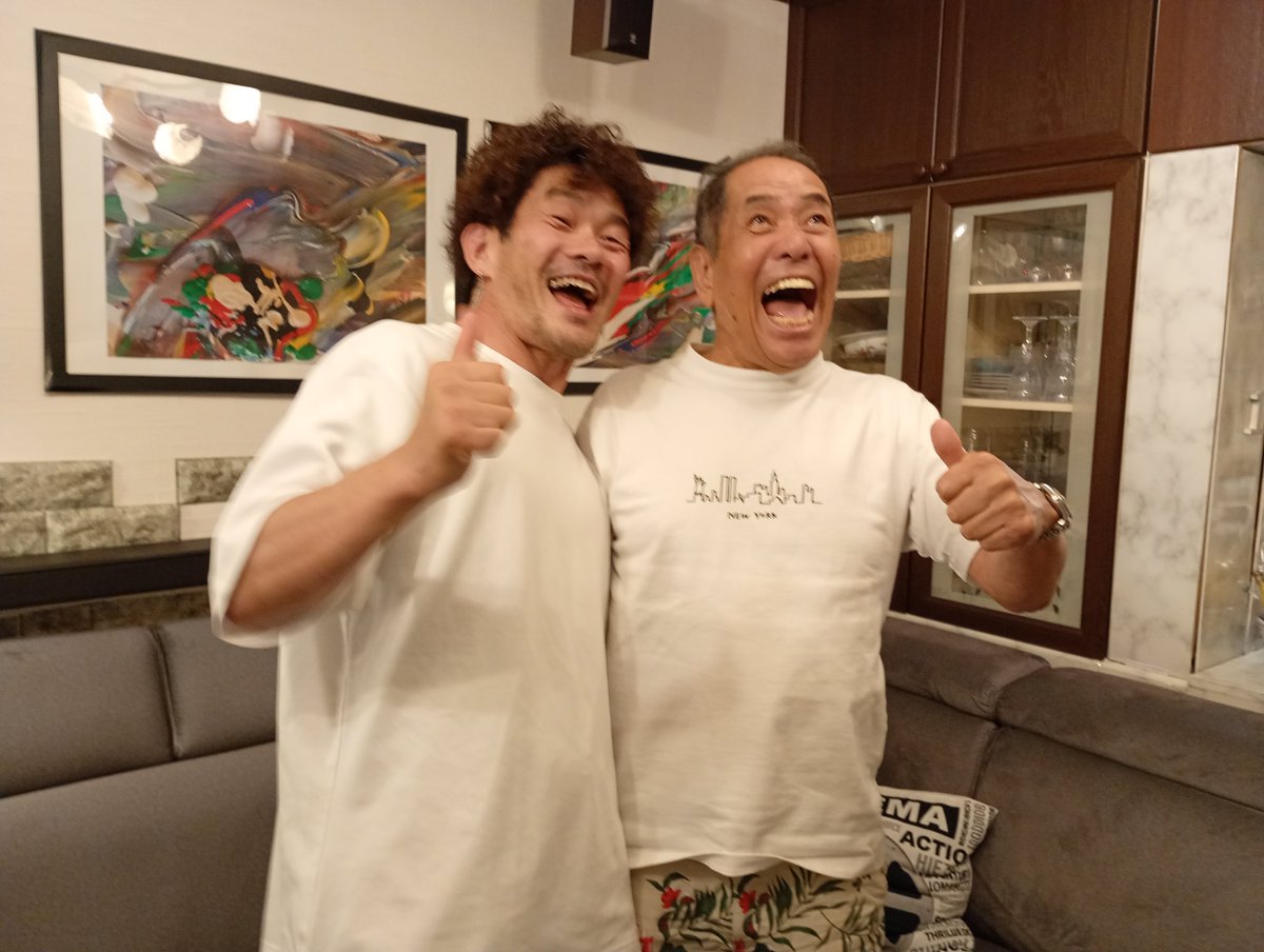 shigotobar2002's tweet photo. 毎月一度の気心知れた宴会に今回は敬愛する❝ぼんちおさむ師匠❞が参加して頂きました。しかも今回は師匠のお宅へ。レギュラーメンバーのぼんちきよしのチヂミ、師匠の岡様の作るお好み焼きどれも美味すぎてあっという間に深夜になりました
#ザ・ぼんち
#ルート33堂土
#おおうえくにひろ https://t.co/dxZKA6Louj