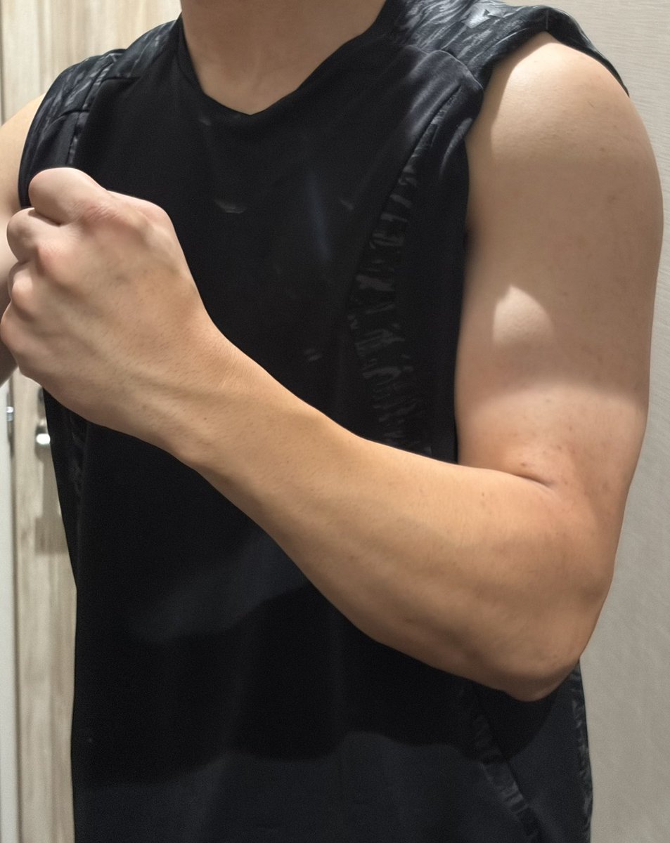rtusol's tweet photo. 腕と胸おわり！
ガッツポーズみたいになって���草 https://t.co/9bMVsWIb8N