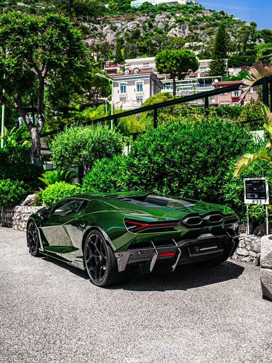 ZikaCars's tweet photo. Lamborghini Revuelto 🌴 https://t.co/fcnZs2Fbx2