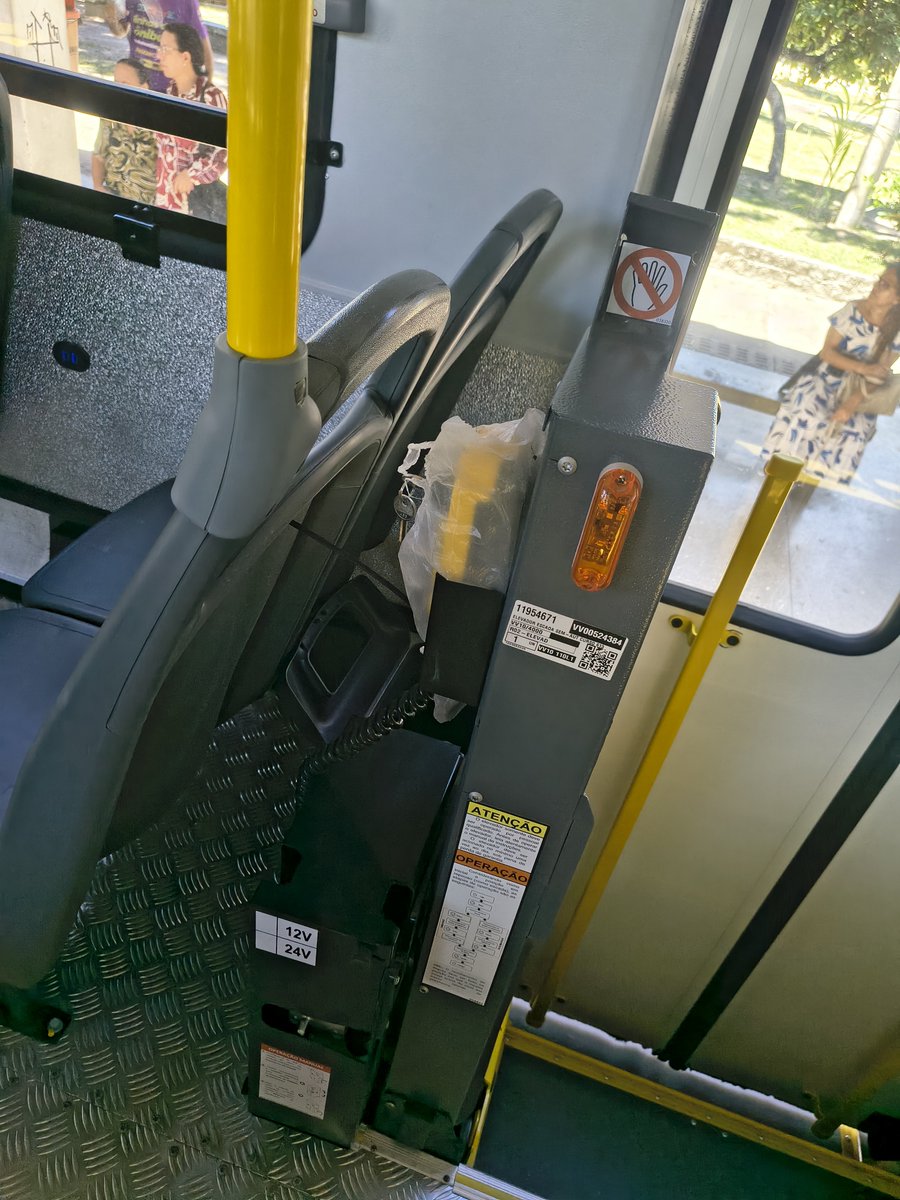 JucaBatatao's tweet photo. Ao menos peguei um ônibus tão novo que tava embalado de presente pra mim https://t.co/6uVidWwvj4