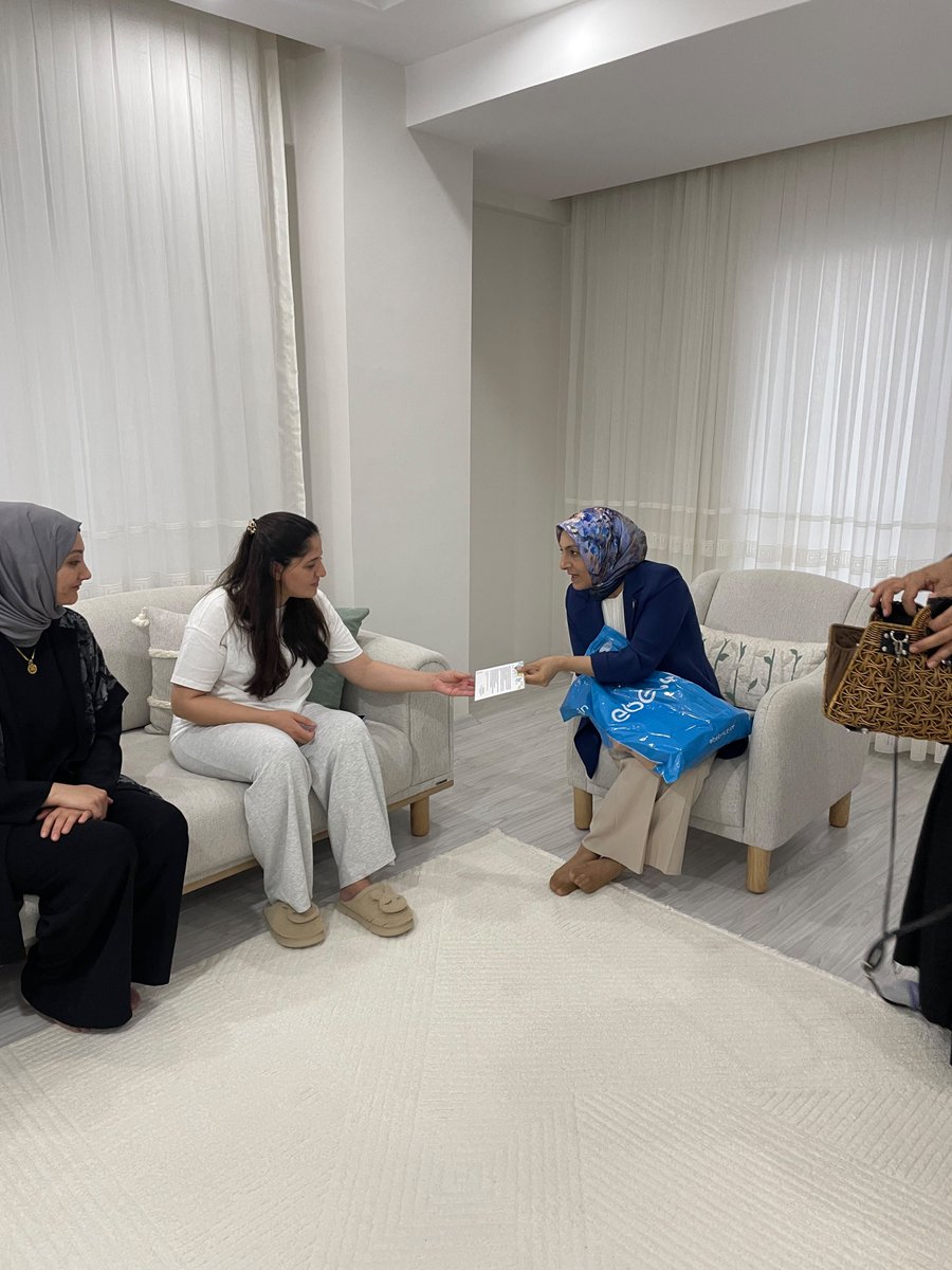 DeryaYergin's tweet photo. 📍İlk 6 ay sadece anne sütü🤱

Başkanımız Sayın 
Tuğba Işık Ercan'ın selamları ve tebrik kartlarını annelerimize ulaştırdık.
@tugbaisikercan @Esma_Atasoy @dilanozmenozgun @AKKADINGM
@akkadinvann
@Akparti
@zerrin_alpaslan https://t.co/flS8xB0ufS