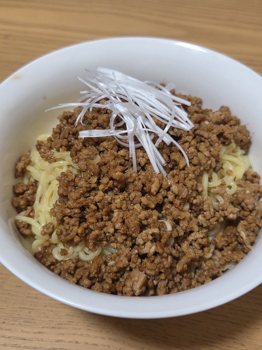 abbey_Serpent's tweet photo. 今日のご飯

・汁無し担々麺

ゴマペーストがなかったので、ごまドレッシングで出来ないかなーって思って試行錯誤した結果出来上がりました😆
ちょっと甘口になってしまったので次は砂糖の量を変えて作ってみようかと思います💪
今日もしっかり食べて明日も元気になーれ⭐

#料理
#家庭料理 https://t.co/oRLESsX3Ja