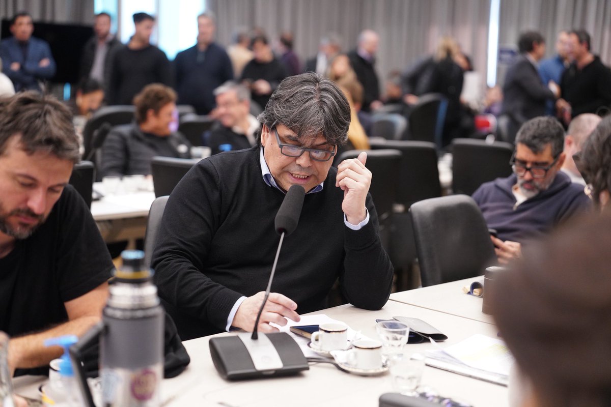 Vsiley's tweet photo. Gracias a la defensa de los diputados patagónicos y al acompañamiento transversal de legisladores de otros bloques, nuestro dictamen para sostener la creación de una Cámara Federal de Apelaciones para la Patagonia austral obtuvo la mayoría de las firmas en las comisiones de Justicia y Presupuesto de la Cámara de Diputados.

No se puede dejar a Santa Cruz y Tierra del Fuego sin una Cámara Federal en su territorio. Estamos hablando de acceso a la justicia, pero también de presencia del Estado nacional en una región estratégica, donde se investigan delitos federales vinculados a las fronteras, la trata de personas, el narcotráfico y los recursos naturales.

Si existe un problema para instalarla en Luis Piedra Buena, Santa Cruz, la solución es buscar una sede viable en Río Gallegos o Ushuaia. Lo que no podemos hacer es seguir dejando a esas provincias sin una Cámara Federal propia.