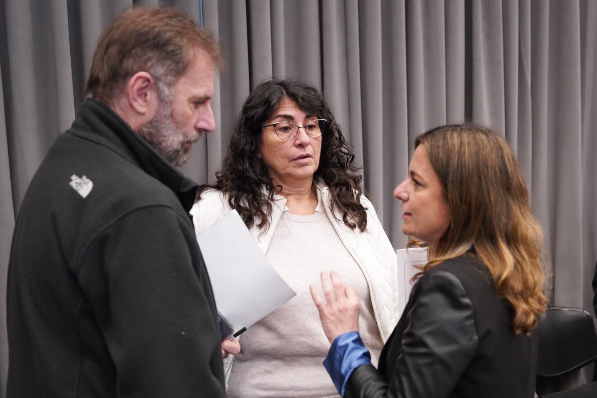 Vsiley's tweet photo. Gracias a la defensa de los diputados patagónicos y al acompañamiento transversal de legisladores de otros bloques, nuestro dictamen para sostener la creación de una Cámara Federal de Apelaciones para la Patagonia austral obtuvo la mayoría de las firmas en las comisiones de Justicia y Presupuesto de la Cámara de Diputados.

No se puede dejar a Santa Cruz y Tierra del Fuego sin una Cámara Federal en su territorio. Estamos hablando de acceso a la justicia, pero también de presencia del Estado nacional en una región estratégica, donde se investigan delitos federales vinculados a las fronteras, la trata de personas, el narcotráfico y los recursos naturales.

Si existe un problema para instalarla en Luis Piedra Buena, Santa Cruz, la solución es buscar una sede viable en Río Gallegos o Ushuaia. Lo que no podemos hacer es seguir dejando a esas provincias sin una Cámara Federal propia.