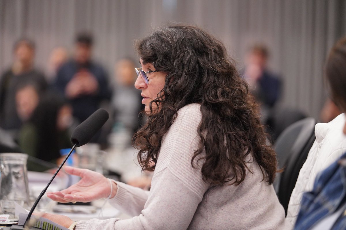Vsiley's tweet photo. Gracias a la defensa de los diputados patagónicos y al acompañamiento transversal de legisladores de otros bloques, nuestro dictamen para sostener la creación de una Cámara Federal de Apelaciones para la Patagonia austral obtuvo la mayoría de las firmas en las comisiones de Justicia y Presupuesto de la Cámara de Diputados.

No se puede dejar a Santa Cruz y Tierra del Fuego sin una Cámara Federal en su territorio. Estamos hablando de acceso a la justicia, pero también de presencia del Estado nacional en una región estratégica, donde se investigan delitos federales vinculados a las fronteras, la trata de personas, el narcotráfico y los recursos naturales.

Si existe un problema para instalarla en Luis Piedra Buena, Santa Cruz, la solución es buscar una sede viable en Río Gallegos o Ushuaia. Lo que no podemos hacer es seguir dejando a esas provincias sin una Cámara Federal propia.