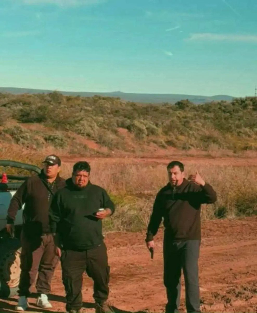 TraductorTeAma's tweet photo. 🚨⚠️| En Puente Carranza (Neuquen) unos sujetos con ropa de sindicalistas de UOCRA re duros y armados habrían estado amenazando a trabajadores.

Recuerden que hoy la CGT marcha contra Milei "por las familias". https://t.co/rq6cyKTejg