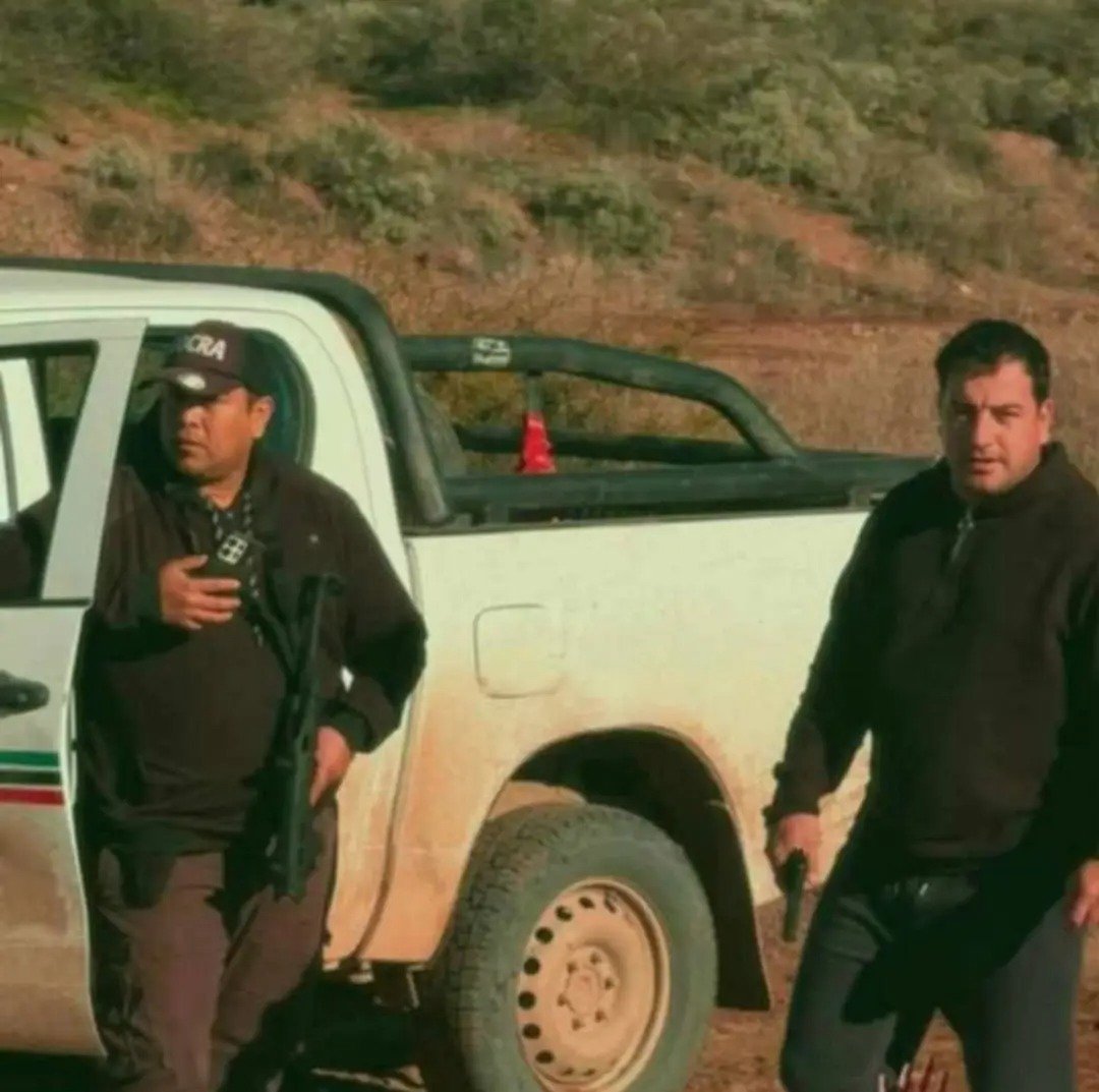 TraductorTeAma's tweet photo. 🚨⚠️| En Puente Carranza (Neuquen) unos sujetos con ropa de sindicalistas de UOCRA re duros y armados habrían estado amenazando a trabajadores.

Recuerden que hoy la CGT marcha contra Milei "por las familias". https://t.co/rq6cyKTejg
