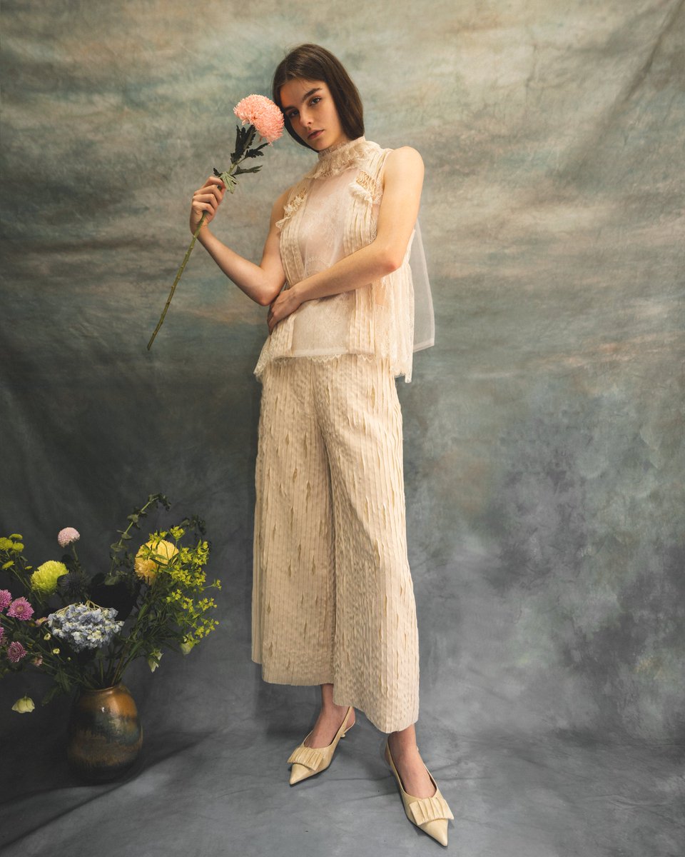 claudiacloudyah's tweet photo. Look XII: The Mallie Blouse features a plastron piece (comprising fabric slashing, French Chantilly lace ruffles and hand appliquéd 1/8” motifs), a lace under piece and a lace ruff collar.

The Agatha Pants features fabric slashing on the surface.

Discover the collection online. https://t.co/cFxshNCOtx
