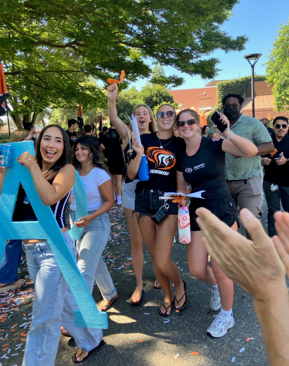 PacificPres's tweet photo. Tiger Roar is one of the most exciting features of @UOPacific #WeekofWelcome as the campus community comes out to form cheering lines for our new students on the walk from convocation at Spanos Center to lunch on historic Knoles Lawn. Inspiring! #GoTyges #Classof2030 #PacificProud