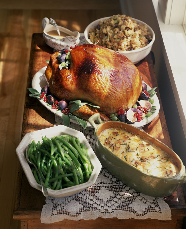 Danas80's tweet photo. Thanksgiving feast alert! Homemade roasted turkey, creamy mashed potatoes, and spiced pumpkin pie—grab your fork and tag your dining buddy!  #ThanksgivingFeast， https://t.co/KNlJt1GaRH
