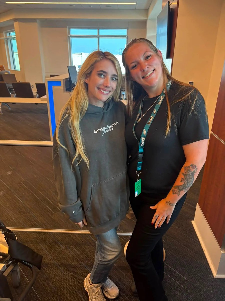 erobertsfiles's tweet photo. Emma Roberts with a fan in North Carolina, she was there to film Aquamarine 🧜‍♀️ (via Toni Lynn on Facebook) https://t.co/spHMyyfla7