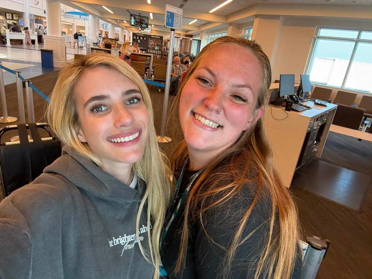 erobertsfiles's tweet photo. Emma Roberts with a fan in North Carolina, she was there to film Aquamarine 🧜‍♀️ (via Toni Lynn on Facebook) https://t.co/spHMyyfla7