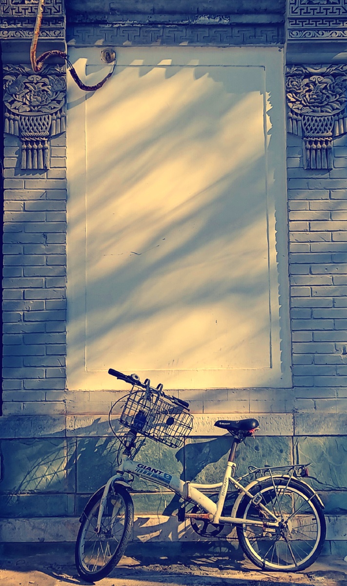 edwis88's tweet photo. Late afternoon sun glinting off a vintage bike chained to a graffiti-covered wall on a quiet side street. Perfect little moment waiting to be captured.， https://t.co/HQ7SFk0Qc7