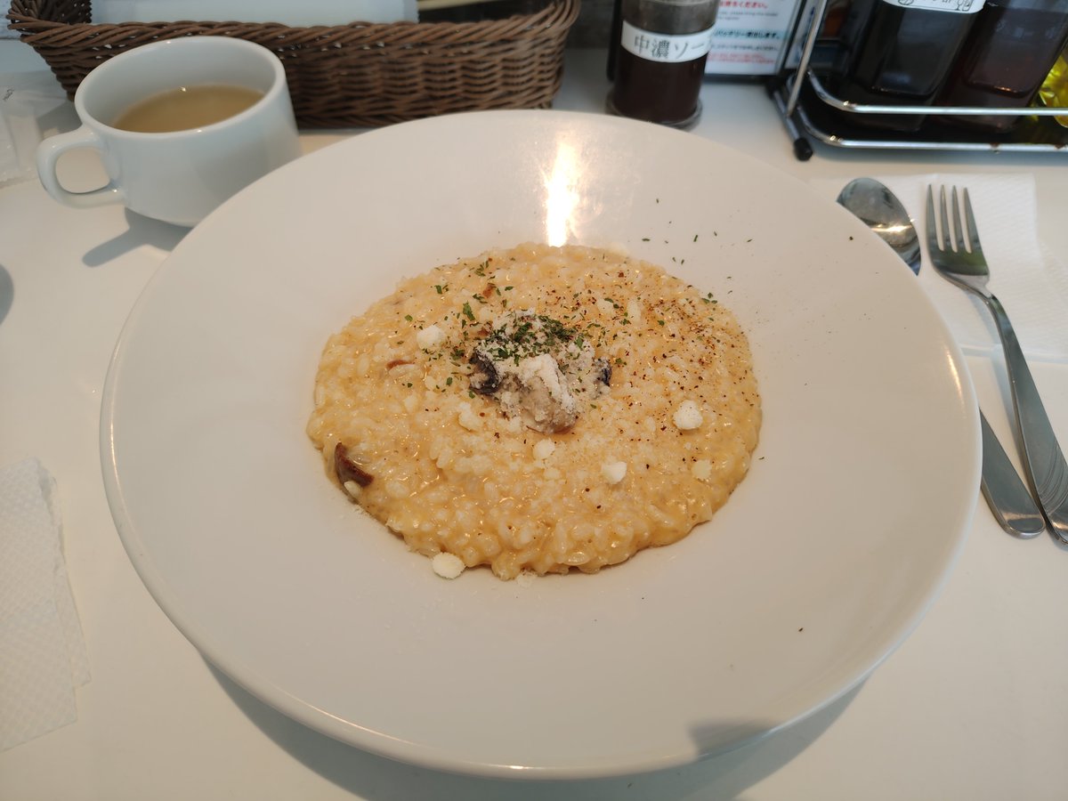 oney_t's tweet photo. 給料日だったので夜勤明けに一人で横浜ベイクォーターのオイスターバーで暴走ランチのみ🦪
海のミルクを食って俺のミルクも貯める😁 https://t.co/4VFEVlssk8