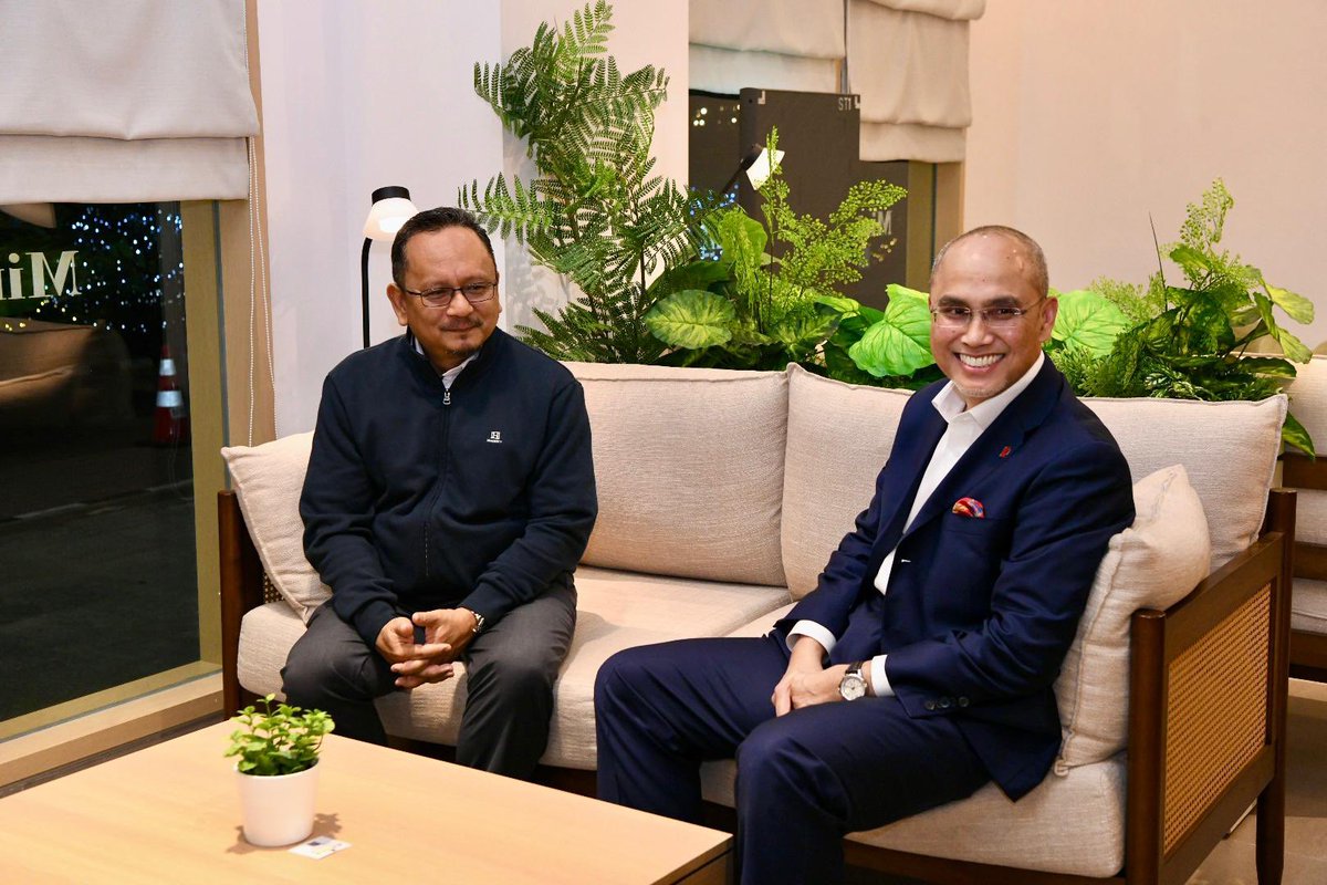 MohdShukriYajid's tweet photo. A delight to host Director General of Veterinary Services Malaysia, YBhg. Datuk Dr. Mohd Noor Hisham bin Mohd Haron, at @MSUmalaysia. Meaningful conversation on strengthening academia collaboration, advancing veterinary education and research. @kpkmmalaysia https://t.co/3BlieOGoEE