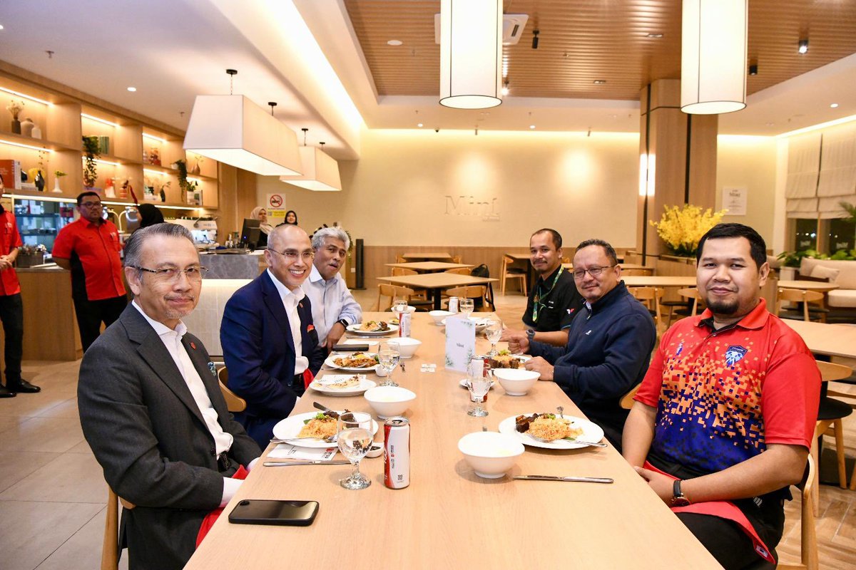 MohdShukriYajid's tweet photo. A delight to host Director General of Veterinary Services Malaysia, YBhg. Datuk Dr. Mohd Noor Hisham bin Mohd Haron, at @MSUmalaysia. Meaningful conversation on strengthening academia collaboration, advancing veterinary education and research. @kpkmmalaysia https://t.co/3BlieOGoEE