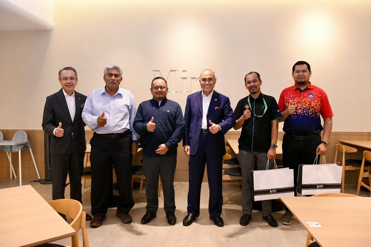 MohdShukriYajid's tweet photo. A delight to host Director General of Veterinary Services Malaysia, YBhg. Datuk Dr. Mohd Noor Hisham bin Mohd Haron, at @MSUmalaysia. Meaningful conversation on strengthening academia collaboration, advancing veterinary education and research. @kpkmmalaysia https://t.co/3BlieOGoEE