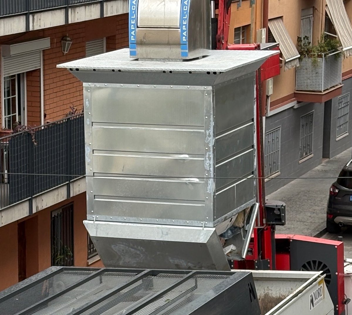 atrife's tweet photo. Dos mesos per tancar els forats i posar nous contenidors, tallant el carrer sense previ avís. Als dos dies d’acabar, un deixa de funcionar. A les dues setmanes (avui) el venen a arreglar, però avui a la tarda ja no funciona. Alguna cosa a dir @ViladecansTweet? @ERCViladecans https://t.co/uDYp2KWJqR