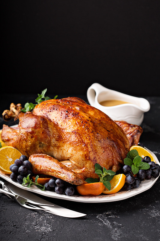 monsterkhanitt1's tweet photo. Holiday Feast Alert! Roasted turkey, spiced cranberry sauce u0026 buttery garlic rolls—all ready to make your festive table shine. Tag your meal buddy who’s craving this!  #HolidayEats https://t.co/A9QDBQRhvy