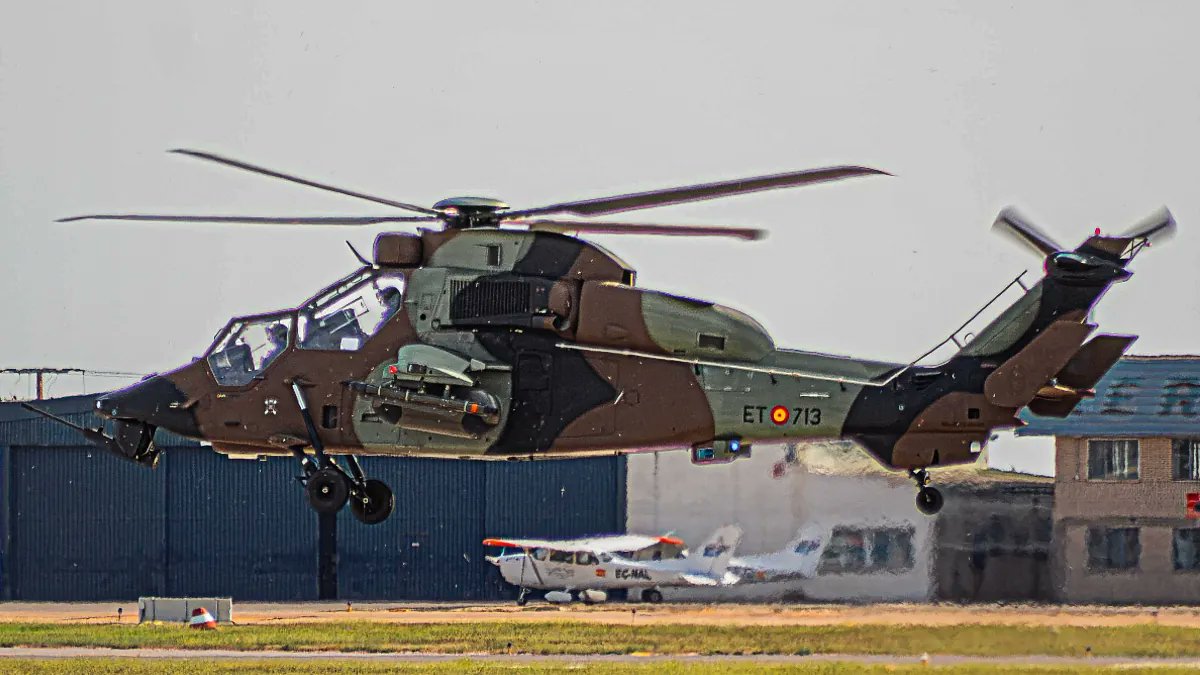 NicolasKleinEsp's tweet photo. 🚁🇪🇸 Les Forces aéromobiles de l’Armée de terre espagnole (FAMET) célèbrent six décennies d’activité. Nées pour assurer la mobilité et le soutien des unités terrestres, elles sont devenues essentielles aux opérations militaires, humanitaires et de secours. 🎖️

📅 Leur histoire commence le 10 juillet 1965 avec la création de la Compagnie d’aviation légère, première unité d’hélicoptères des forces armées espagnoles. En juillet 1966, elle reçoit ses deux premiers UH-1B sur la base de Colmenar Viejo, près de Madrid. 🛩️
🔄 Initialement chargée du transport, des liaisons et de l’observation, l’unité élargit ses missions avec l’arrivée des CH-47 Chinook et des Bo-105 : transport de troupes, évacuation médicale, reconnaissance et appui opérationnel. ⚙️

🌍 Son caractère expéditionnaire s’affirme au Sahara occidental, où les hélicoptères espagnols mènent des missions militaires, logistiques et sanitaires jusqu’au départ des derniers appareils de Laâyoune en décembre 1975. 🏜️
🇮🇶 En avril 1991, après la guerre du Golfe (1990-1991), les FAMET participent à leur première opération multinationale. Déployées à Zakho, dans le nord de l’Irak, elles soutiennent une mission humanitaire de l’ONU destinée à la population kurde. 🤝
🇧🇦 En Bosnie-Herzégovine, 22 détachements se succèdent entre 1997 et 2005 pour sécuriser le pays, acheminer l’aide humanitaire et protéger les populations déplacées après la guerre en ex-Yougoslavie (1991-2001). 🕊️
🇦🇫 L’Afghanistan constitue un des engagements les plus exigeants. De 2004 au retrait espagnol de 2013, les Cougar, Chinook puis Tigre réalisent depuis Kaboul et Herat des transports tactiques, des évacuations médicales, des reconnaissances et des missions d’appui. 🏥
🔥 En Espagne, ces hélicoptères interviennent aussi lors d’incendies, d’inondations, de fortes chutes de neige ou d’évacuations. Ils ont notamment participé aux secours après les inondations provoquées les précipitations à Valence, en 2024. 🌧️

🤖 Les FAMET engagent aujourd’hui leur plus vaste modernisation. L’arrivée des NH90, la rénovation des Chinook et le programme Tigre Mk III s’accompagnent d’une intégration accrue des drones, de l’intelligence artificielle et des systèmes numériques de commandement. 🔧📡

🔗 Source : https://t.co/zrUCH2IJvL

#Espagne #FAMET #ArméeDeTerre #Hélicoptères #Défense #Chinook #NH90 #Tigre #Modernisation #Europe