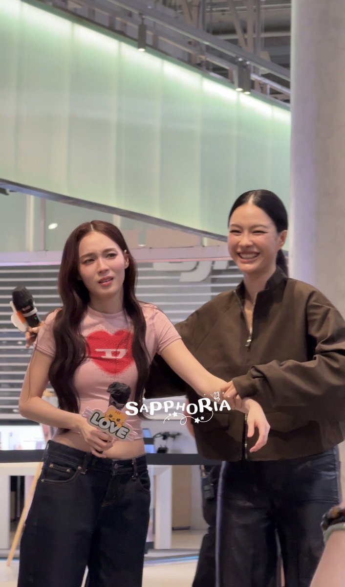sapphoria_th's tweet photo. When Love had to give P’Milk a piggyback ride twice🤣

💚: Being the top(seme) is so nice~ 🤪 Ah, the fans on this side are asking us to do it again.
💖: 😮‍💨

MILKLOVE AUTHENTICALLY ICONIC
#LSA50ICONS2026
#MilkLove #มิ้ลค์เลิฟ https://t.co/5ElFyelHNH