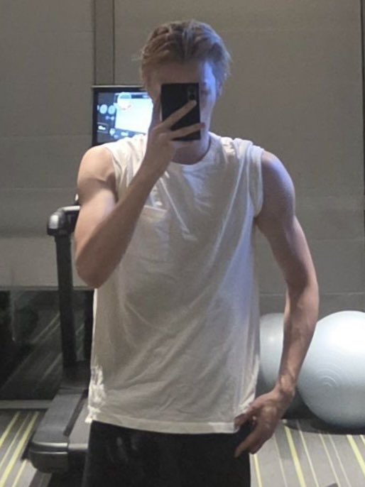 ruuuuusc's tweet photo. 와웈ㅋ  선녀얼굴에나무꾼몸 대박 https://t.co/6dvci7aCZ2