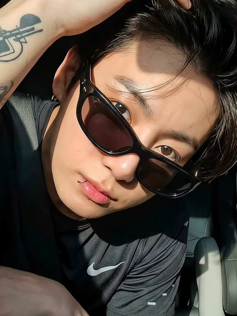 JEONKH_'s tweet photo. He's so damn handsome https://t.co/XzqxOeS77D