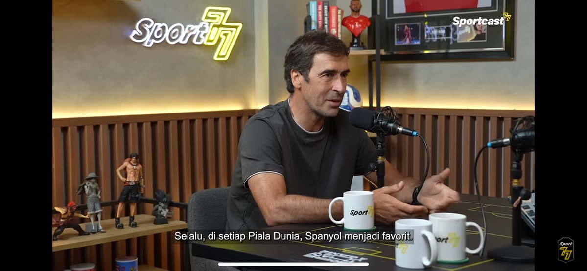 Icaljsap's tweet photo. Baru namatin podcast sport77 edisi Raul Gonzalez. Durasi podcast satu jam lebih tapi fokus saya langsung mengarah ke menit menit awal 🛎️

Ketika coach @riphanpradipta bertanya tentang grassroot dan akademi di sepakbola Spanyol 🇪🇸 

Raul dengan pede menjawab “kita yg terbaik. Di Spanyol bukan hanya Real Madrid dan Barcelona yg bekerja tapi semua tim bekerja” 🦾🛠️

Hasilnya di setiap piala dunia, Spanyol selalu jadi favorit juara. Piala Dunia 2026 pun mereka jadi Juara dengan banyak pemain muda. 
Kuncinya ada di grassroot, kata Raul ✅

Bandingkan dengan pengembangan akademi di sepakbola kita, Bung Yuke pernah mengungkapkan jika di kompetisi EPA saja banyak makelar. Orang tua dipalak, kalo anaknya mau masuk diminta bayar sekian puluh juta 💸

Belum lagi banyak klub yg pakai cara instan dengan ngambil satu tim dari SSB tertentu untuk main di EPA.

Disini masih ada klub yg tdk mengembangkan akademi dengan seharusnya. 
Hanya sekedar untuk menggugurkan kewajiban 🙏🏻