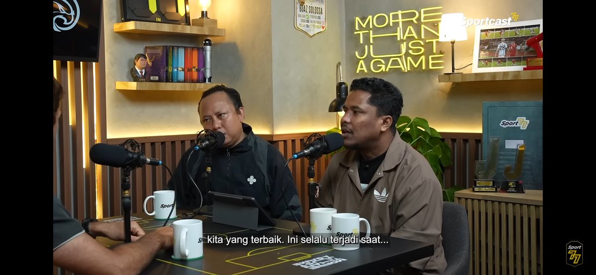 Icaljsap's tweet photo. Baru namatin podcast sport77 edisi Raul Gonzalez. Durasi podcast satu jam lebih tapi fokus saya langsung mengarah ke menit menit awal 🛎️

Ketika coach @riphanpradipta bertanya tentang grassroot dan akademi di sepakbola Spanyol 🇪🇸 

Raul dengan pede menjawab “kita yg terbaik. Di Spanyol bukan hanya Real Madrid dan Barcelona yg bekerja tapi semua tim bekerja” 🦾🛠️

Hasilnya di setiap piala dunia, Spanyol selalu jadi favorit juara. Piala Dunia 2026 pun mereka jadi Juara dengan banyak pemain muda. 
Kuncinya ada di grassroot, kata Raul ✅

Bandingkan dengan pengembangan akademi di sepakbola kita, Bung Yuke pernah mengungkapkan jika di kompetisi EPA saja banyak makelar. Orang tua dipalak, kalo anaknya mau masuk diminta bayar sekian puluh juta 💸

Belum lagi banyak klub yg pakai cara instan dengan ngambil satu tim dari SSB tertentu untuk main di EPA.

Disini masih ada klub yg tdk mengembangkan akademi dengan seharusnya. 
Hanya sekedar untuk menggugurkan kewajiban 🙏🏻