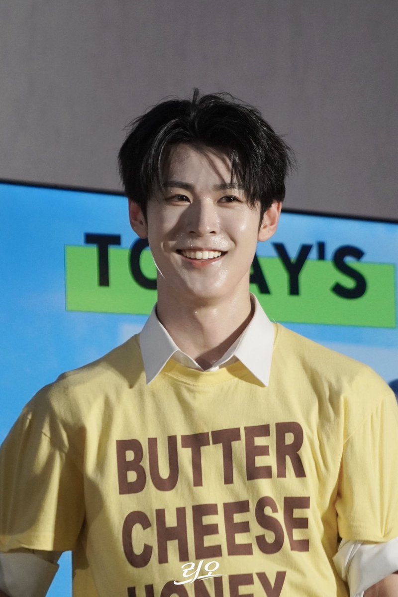 myaoluv4's tweet photo. 260820 신촌 버스킹 

#Ruone #루원 #AmbiO #엠비오 https://t.co/FZmVSH5zEo