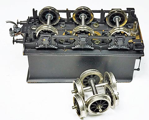 came1860's tweet photo. ﾄﾋﾞｰ6200 ﾃﾝﾀﾞのｲｺﾗｲｻﾞ可動にするため 車輪は軸の細いものを使いたいので10.5φのｽﾎﾟｰｸ t0.6で内側台枠を作ってｲｺﾗｲｼﾞﾝｸﾞしたが「これってﾛｺの台枠だな」と思った https://t.co/ROFQSEN0cV
