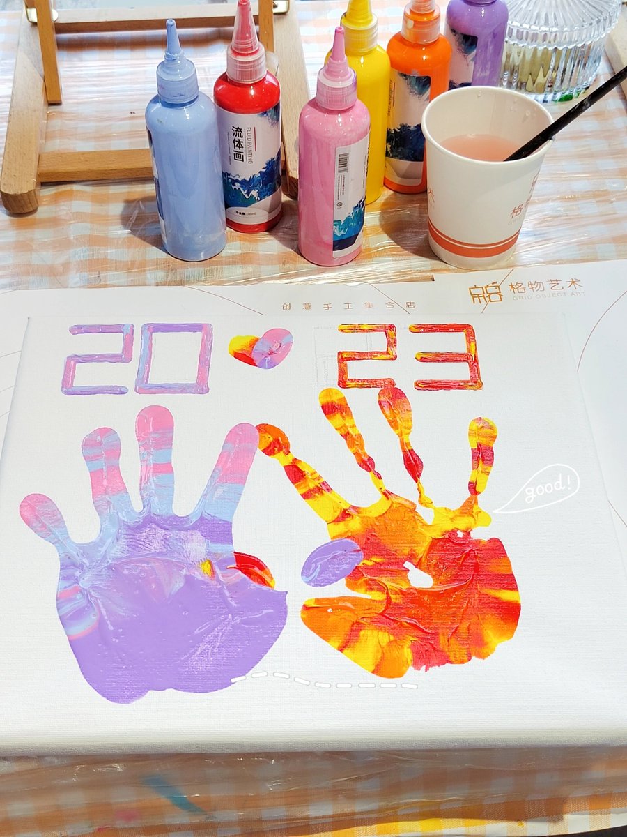 Yuannata1's tweet photo. [ Little artist + grown-up making handprint art together—big smiles and tiny hands that make the sweetest memories ]， https://t.co/IkJI06hxO5
