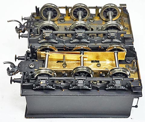 came1860's tweet photo. ﾄﾋﾞｰ6200 ﾃﾝﾀﾞのｲｺﾗｲｻﾞ可動にするため 車輪は軸の細いものを使いたいので10.5φのｽﾎﾟｰｸ t0.6で内側台枠を作ってｲｺﾗｲｼﾞﾝｸﾞしたが「これってﾛｺの台枠だな」と思った https://t.co/ROFQSEN0cV