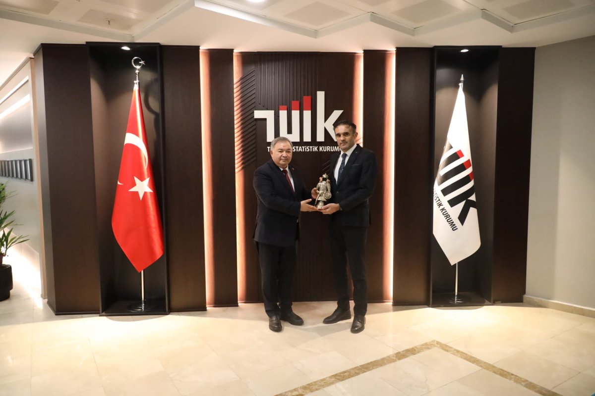 Tuncay_Cengiz_'s tweet photo. DMS’DEN TÜİK BAŞKANLIĞI ZİYARETİ…

Devlet Memurları Sendikası Genel Başkanı ve Devlet Memurları Konfederasyonu Genel Sekreteri Tuncay CENGİZ, DMS Genel Başkan Yardımcısı Vecdi YANBAZ, DMS Maliye Şube Başkanı İbrahim ÇELİK ve DMS Maliye Şube Başkan Yardımcısı Turan ÇAPAN tarafından, TÜİK Başkanı Sayın Mehmet ARABACI 20 Ağustos 2026 tarihinde makamında ziyaret edilmiştir.

Ziyarette, Sayın TÜİK Başkanımıza yeni görevinde başarılar dilenmiş, kurum personelinin durumu ve çalışmalar hakkında karşılıklı değerlendirmelerde bulunulmuştur.

Misafirperverlikleri ve konulara yaklaşımları nedeniyle Kıymetli Başkanımıza teşekkürlerimizi sunuyoruz.

@tuikbilgi
@DMKonfederasyon 
@dmssendikasi