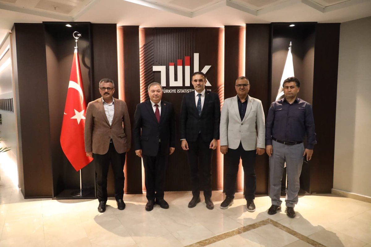 Tuncay_Cengiz_'s tweet photo. DMS’DEN TÜİK BAŞKANLIĞI ZİYARETİ…

Devlet Memurları Sendikası Genel Başkanı ve Devlet Memurları Konfederasyonu Genel Sekreteri Tuncay CENGİZ, DMS Genel Başkan Yardımcısı Vecdi YANBAZ, DMS Maliye Şube Başkanı İbrahim ÇELİK ve DMS Maliye Şube Başkan Yardımcısı Turan ÇAPAN tarafından, TÜİK Başkanı Sayın Mehmet ARABACI 20 Ağustos 2026 tarihinde makamında ziyaret edilmiştir.

Ziyarette, Sayın TÜİK Başkanımıza yeni görevinde başarılar dilenmiş, kurum personelinin durumu ve çalışmalar hakkında karşılıklı değerlendirmelerde bulunulmuştur.

Misafirperverlikleri ve konulara yaklaşımları nedeniyle Kıymetli Başkanımıza teşekkürlerimizi sunuyoruz.

@tuikbilgi
@DMKonfederasyon 
@dmssendikasi